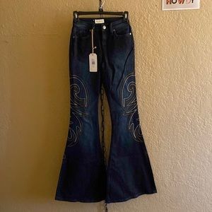Brand new Shyanne women’s dark wash mid rise embroidered flare jeans.